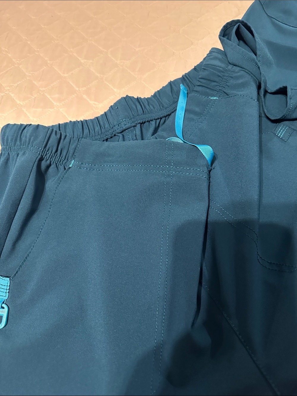 Carhartt green scrub Pants with Teal Accent Loop: top and bottom set. - Picture 6 of 7